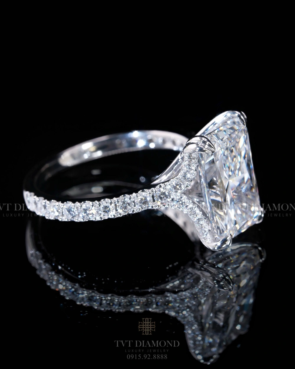 Nhẫn kim cương thiết kế gắn viên chủ Emeral LG : 722567713 1