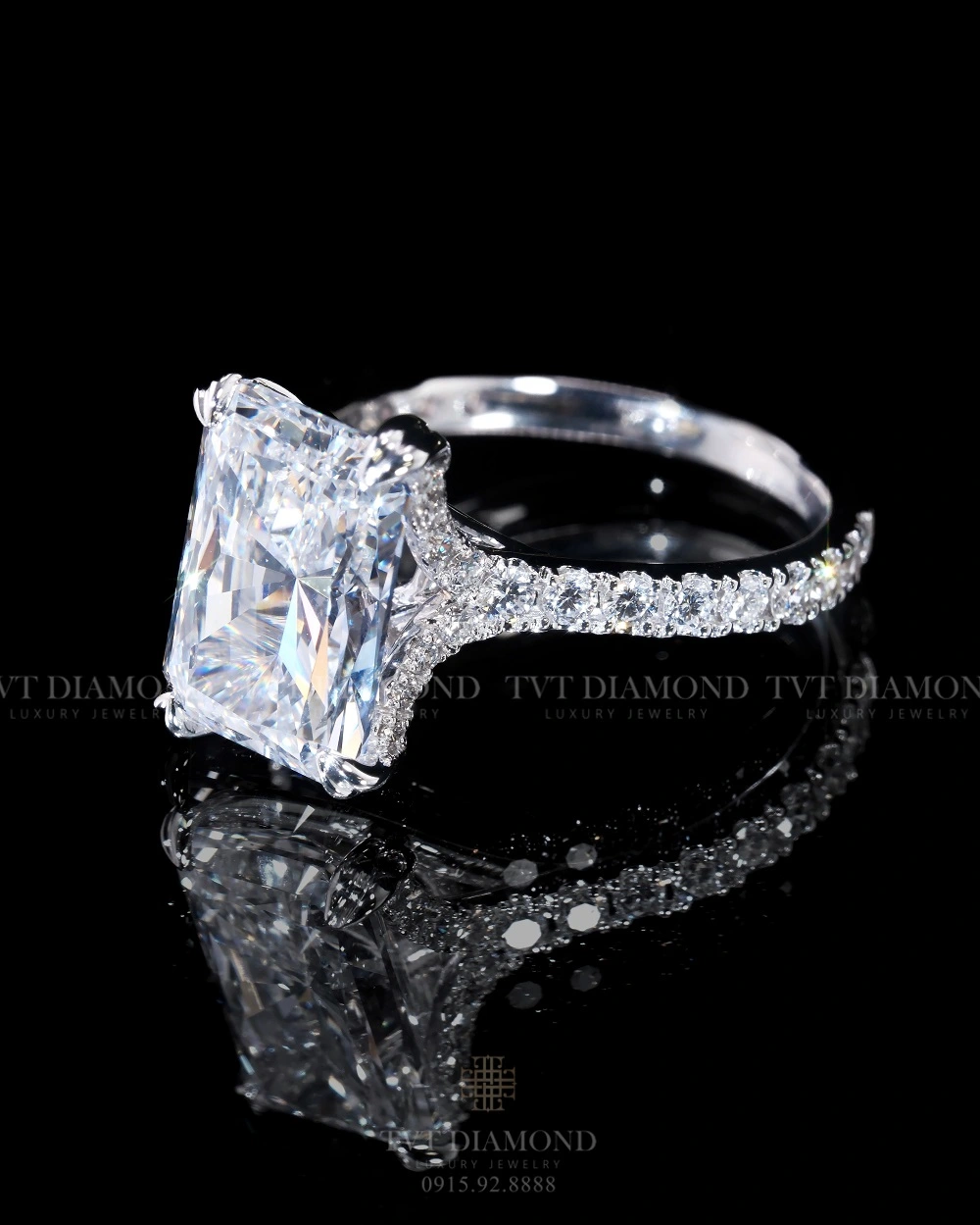 Nhẫn kim cương thiết kế gắn viên chủ Emeral LG : 722567713 2