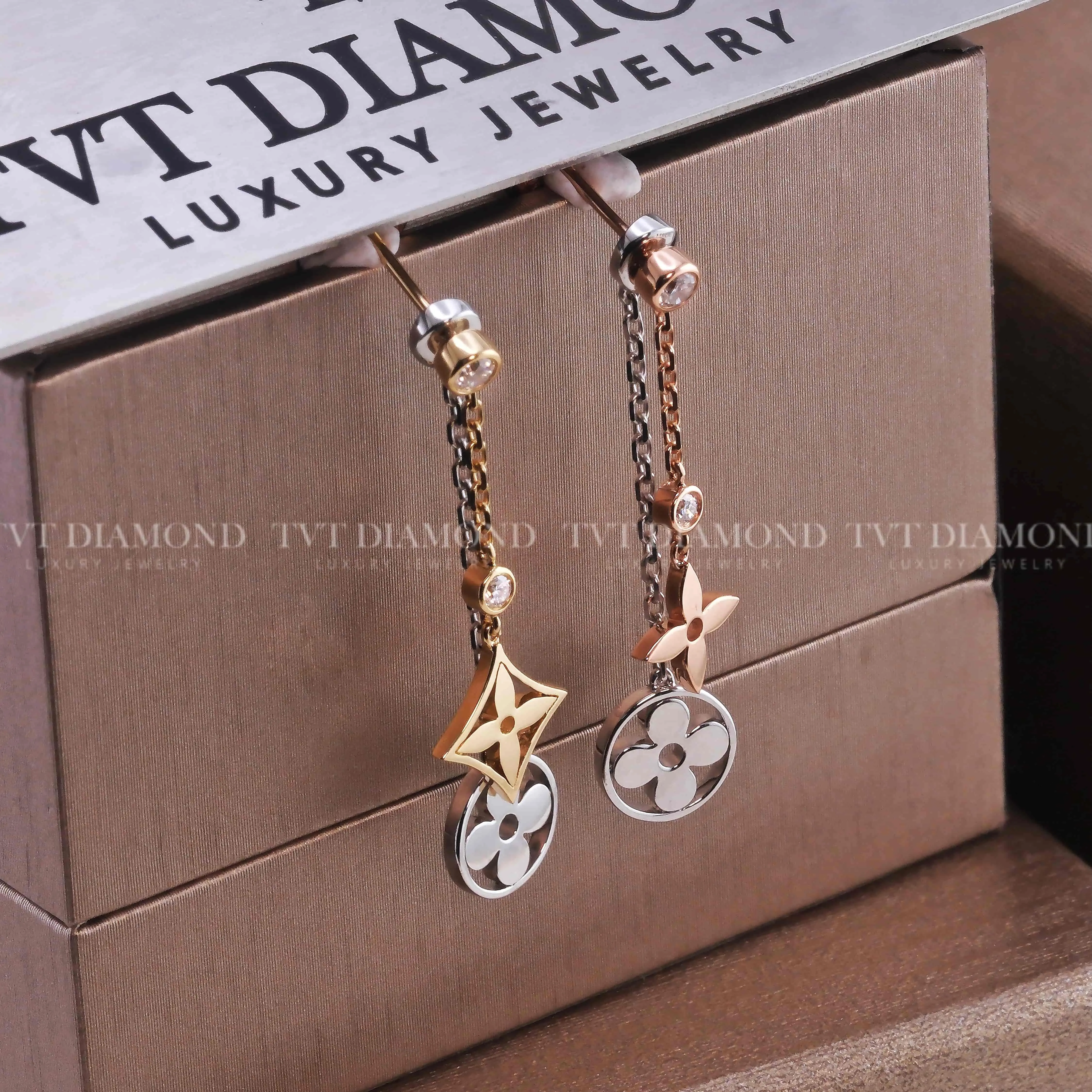 Khuyên tai LV charm rơi 3 màu 2