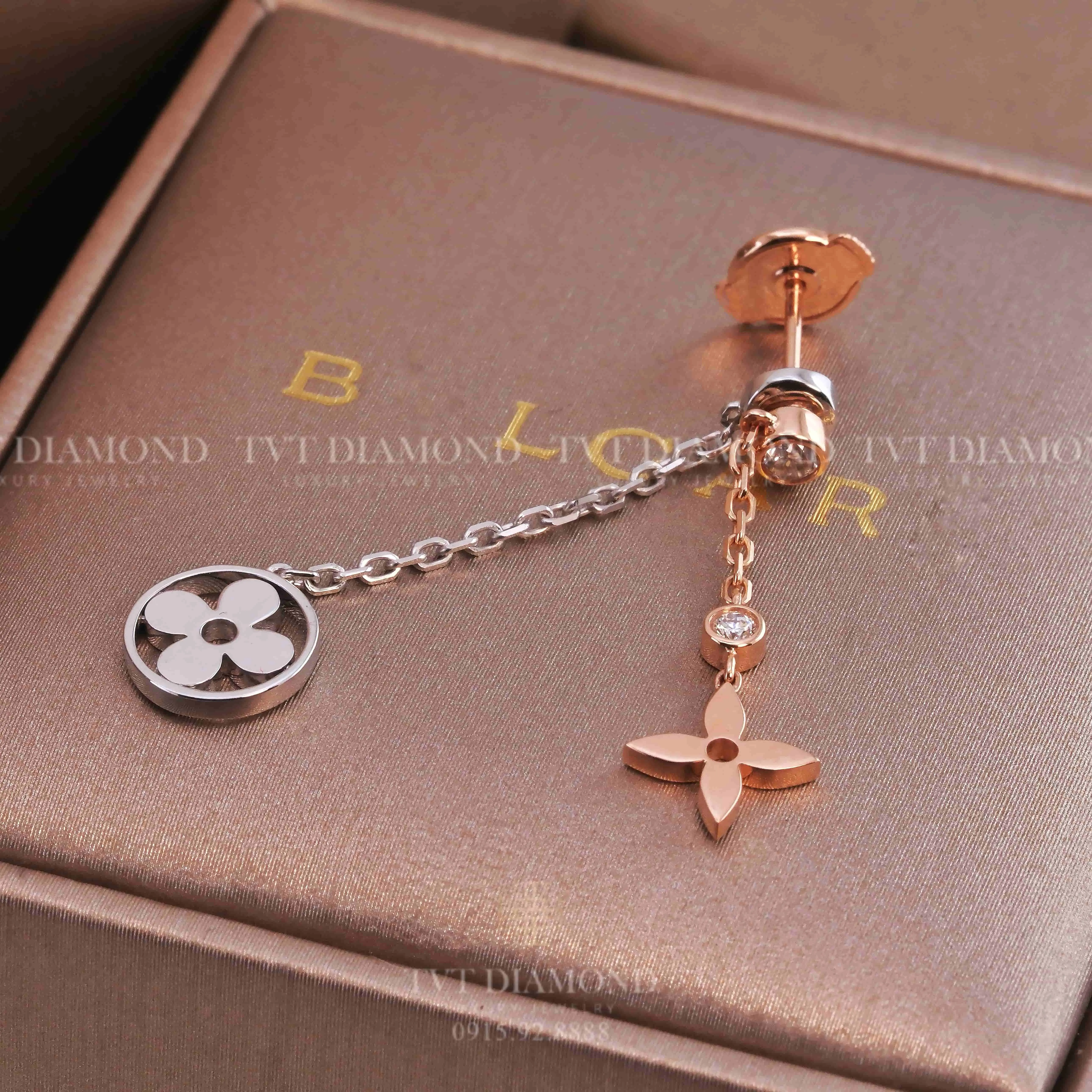 Khuyên tai LV charm rơi 3 màu 1