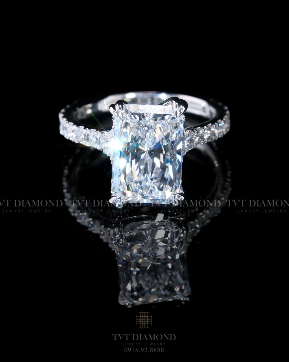 Nhẫn kim cương thiết kế gắn viên chủ Emeral LG : 722567713 0