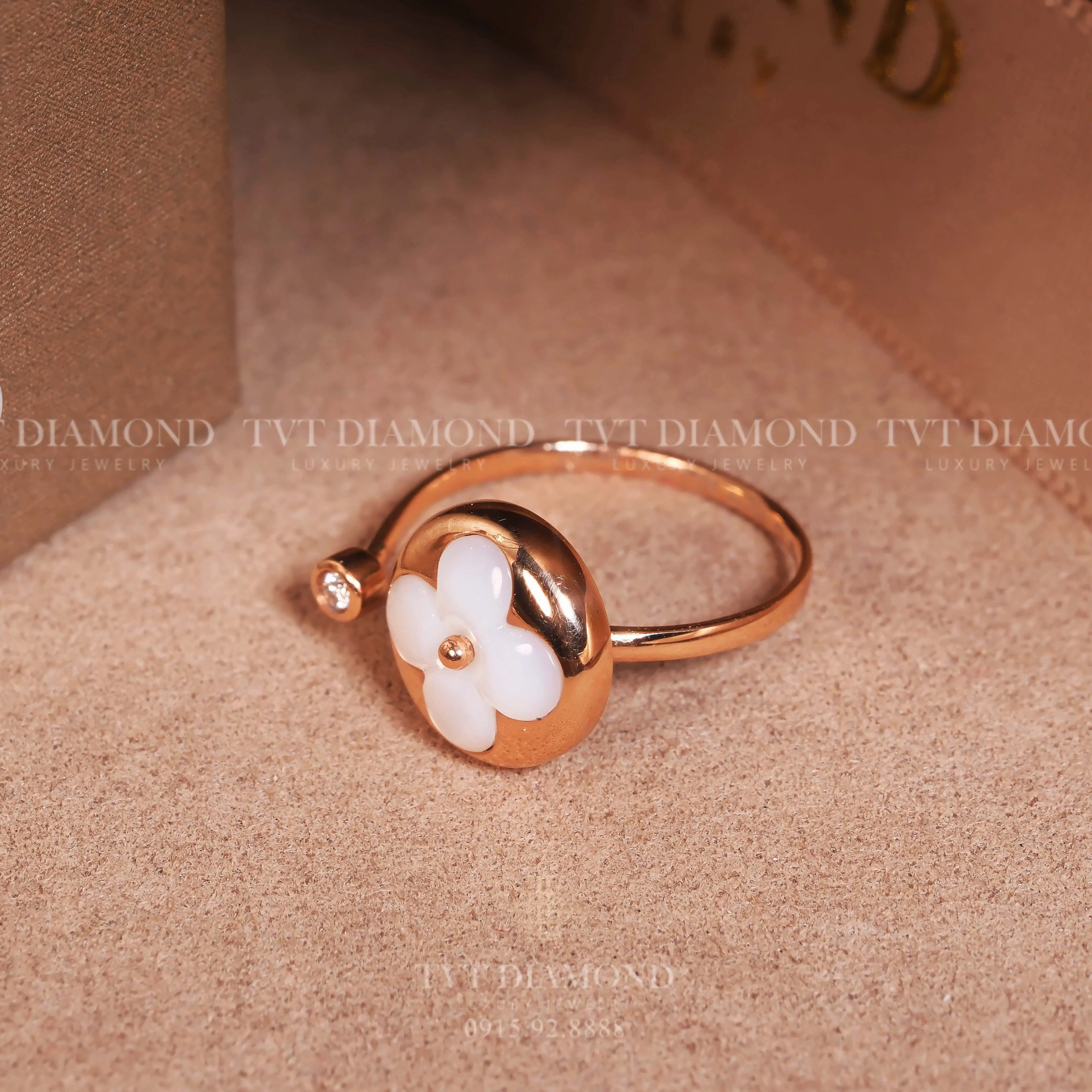 Nhẫn LV hoa tròn đá trắng đính kim vàng hồng 0