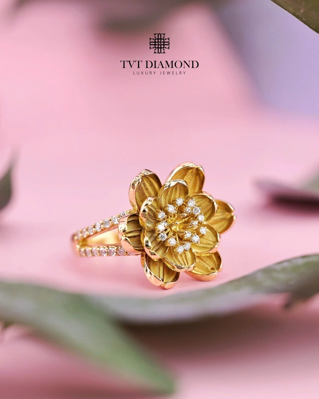 Nhẫn hoa sen thiết kế đính kim vàng vàng 18k