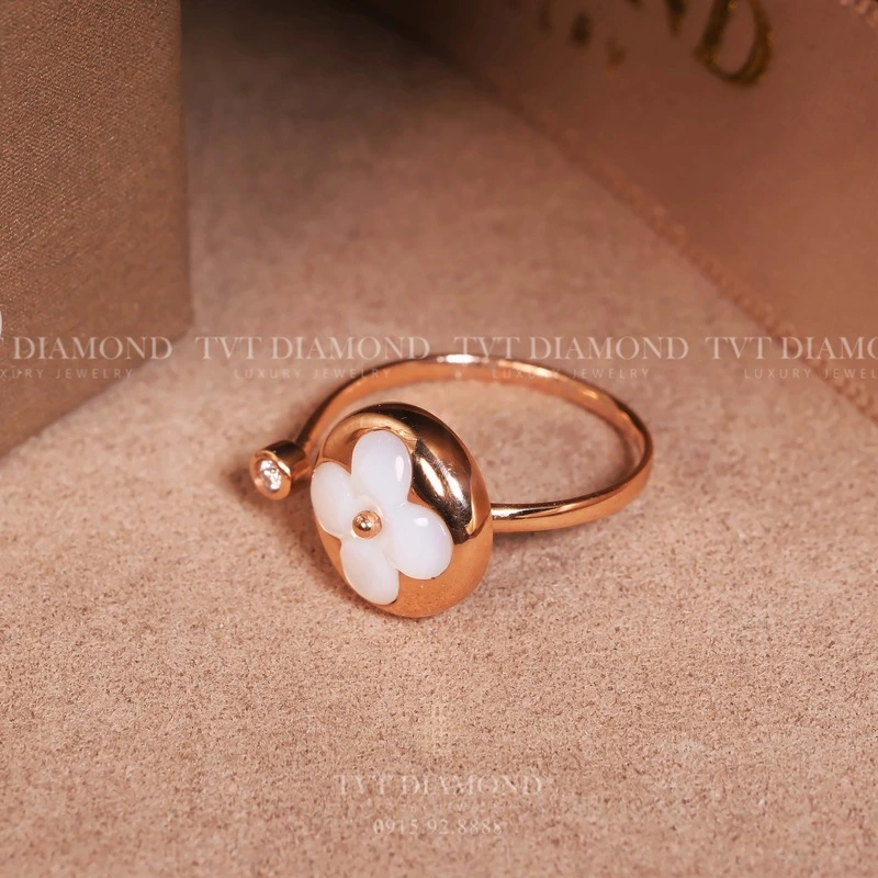 Nhẫn LV hoa tròn đá trắng đính kim vàng hồng