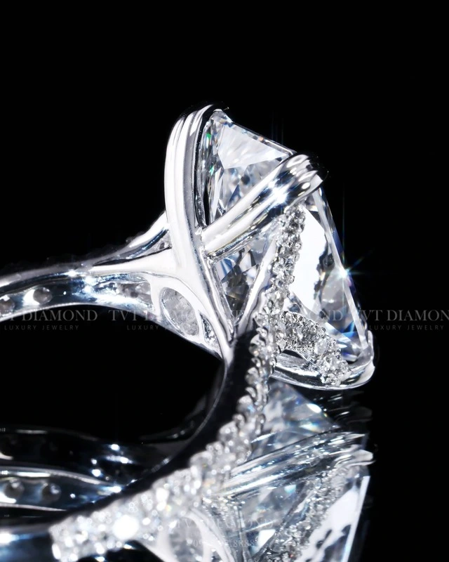 Nhẫn kim cương thiết kế gắn viên chủ Emeral Lab Grown 722567713 - 25VDG30607